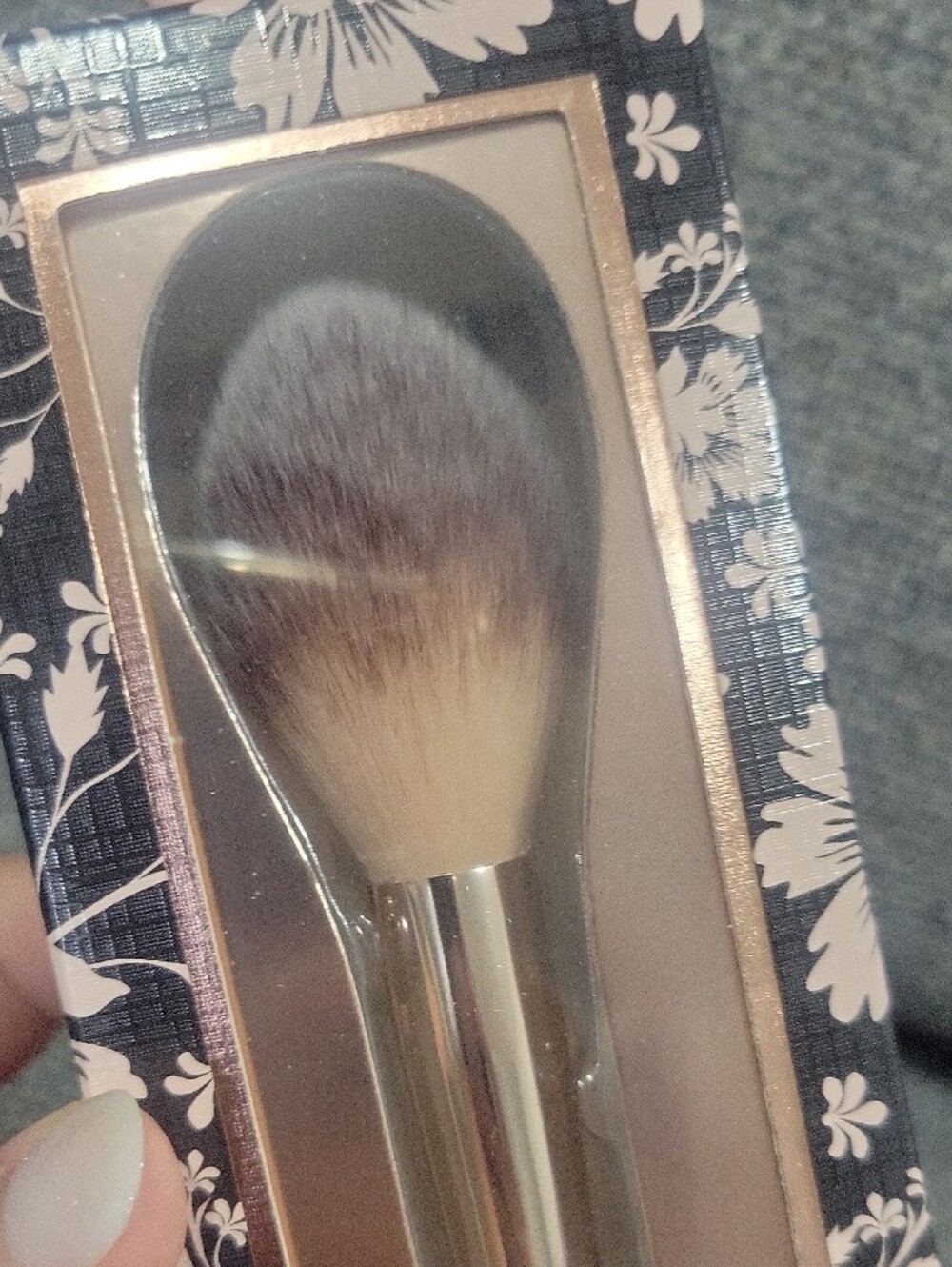 VINCE CAMUTO Dual-Ended Face Brush (for 1) - Picture 6 of 9